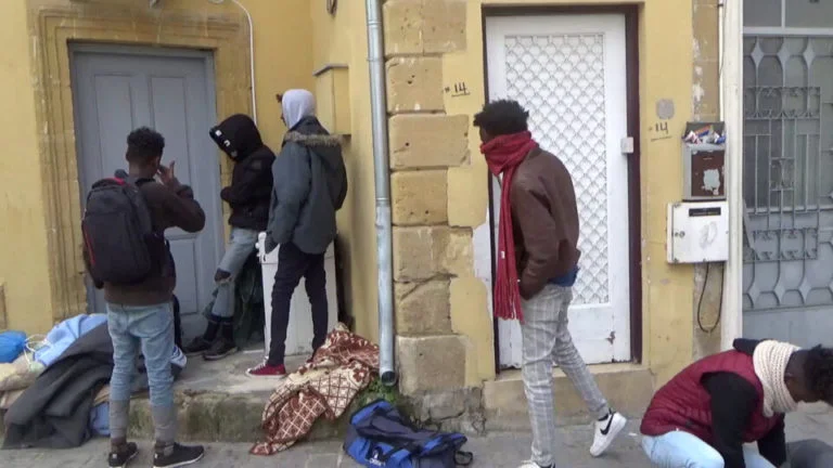 المهاجرون الذين ينامون في ظروف قاسية في نيقوسيا يرفضون العودة إلى بورنارا