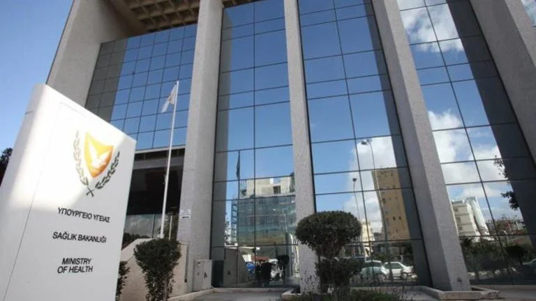 يجب على الأشخاص الذين تبلغ أعمارهم 13 عامًا أو أكبر الاستمرار في ارتداء القناع الواقي في الداخل