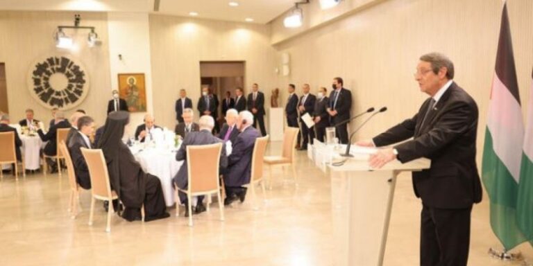 أقام رئيس الجمهورية ، نيكوس أناستاسيادس ، مأدبة عشاء رسمية على شرف الرئيس الفلسطيني محمود عباس الذي يقوم بزيارة رسمية لقبرص ، مساء الثلاثاء بالقصر الرئاسي. شرق.