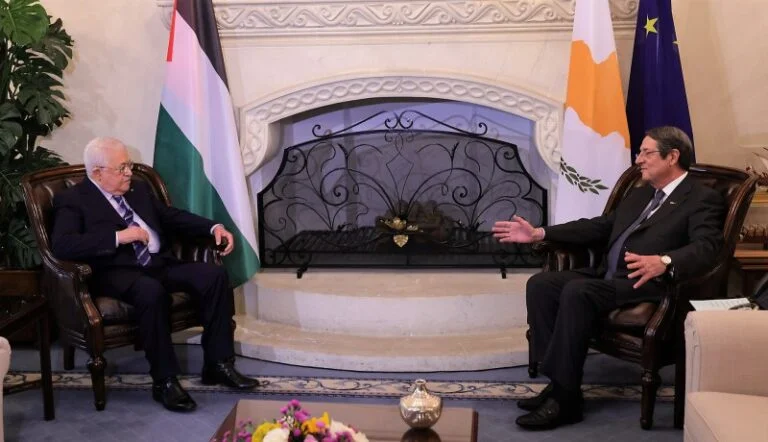 ناقش الرئيس الحاجة إلى مزيد من التعاون مع رئيس فلسطين (فيديو وصور)