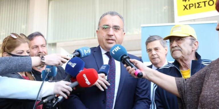 وزير الصحة: إعادة تركيب الكمامات في الداخل أمر غير مرجح