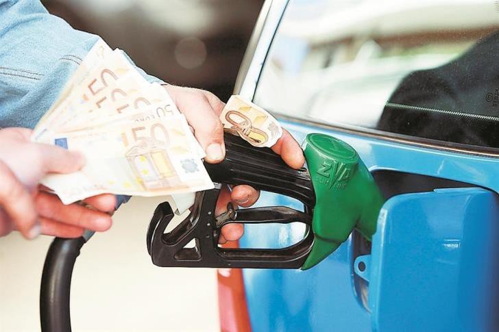 وقد عانى السائقون القبرصيون من ارتفاع في أسعار الضخ ، حيث تجاوزت الآن 2 يورو للتر
