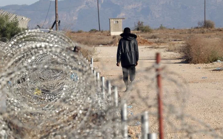 فتح مناقصة لتشييد سياج محيط حول مركز استقبال المهاجرين