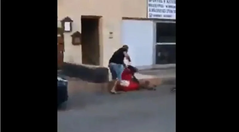 اعتقال رجل بتهمة الاعتداء على امرأة تحمل طفلة (فيديو)