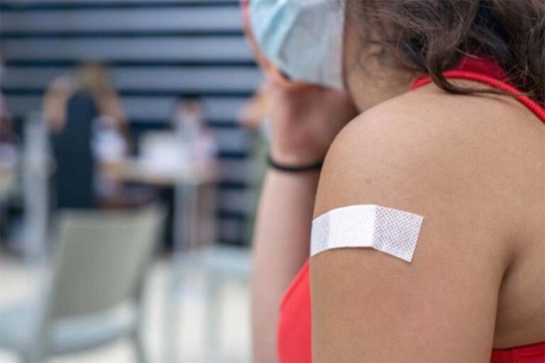 فيروس كورونا: الخبراء يحثون الناس على الحصول على اللقاح الرابعة وسط ارتفاع الحالات