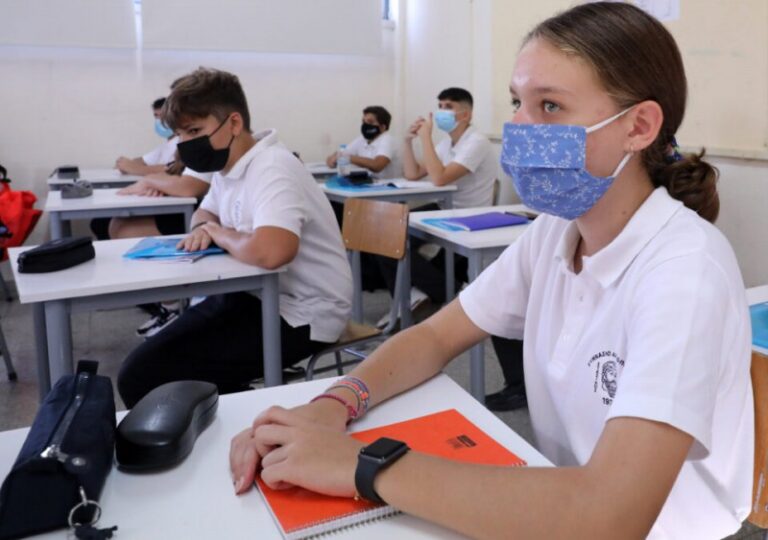 Coronavirus: الآباء والمعلمين يحتجون على الأقنعة والاختبارات في المدارس