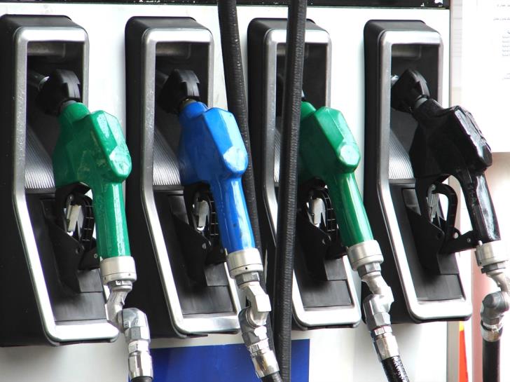 ترتفع أسعار البنزين ، وتنخفض أسعار الغاز المنزلي والديزل