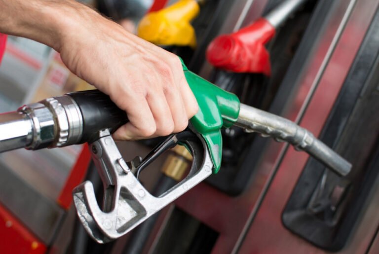 اخبار سارة من حيث الوقود مع اقتراب تخفيض الأسعار ، وبالتالي منح المواطنين “فترة راحة” من الزيادات الأخيرة في أسعار الوقود.