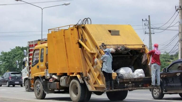 يوزع الزبالون البطاقات ويطلبون هدية قبل العطلة (فيديو)