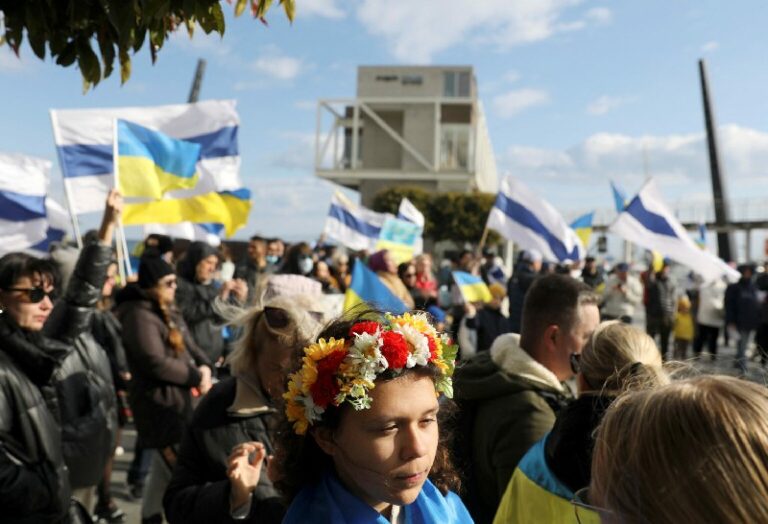 يحصل المواطنون الأوكرانيون على حماية مؤقتة ممتدة لمدة عام