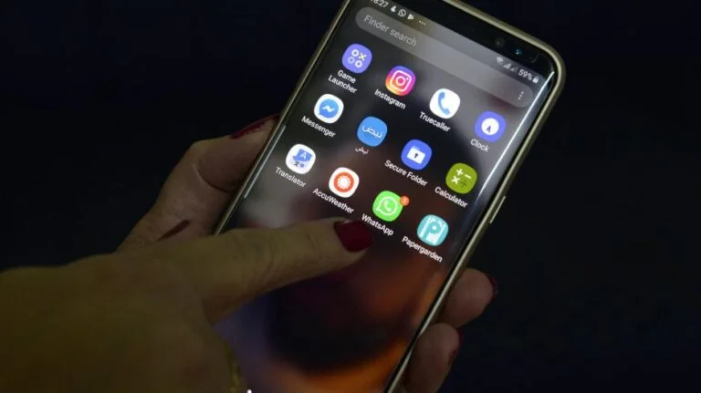 الباكستانيون يتظاهرون بأنهم رجال شرطة ، يتصلون بالمواطنين عبر مقاطع فيديو عبر WhatsApp