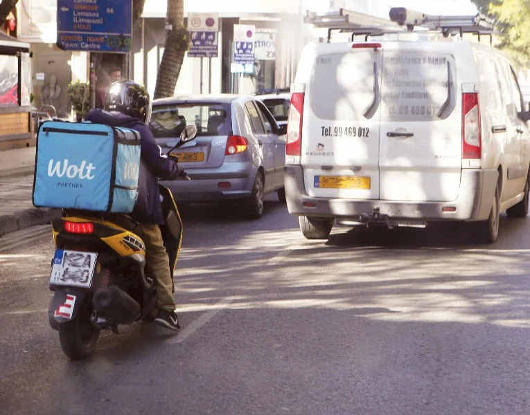 وزير العمل يتعهد بتجديد العمالة الأجنبية