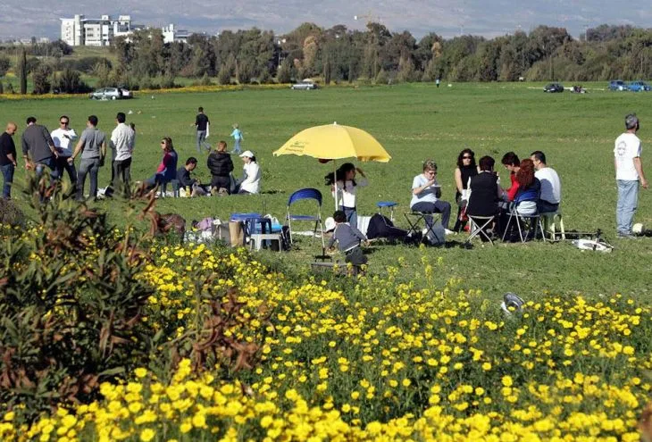 كيف تحتفل بالاثنين الاخضر في قبرص؟ استمتع وتناول لاغانا واطلق طائرة ورقية في السماء