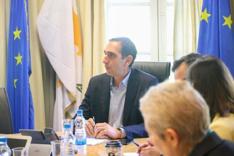 قواعد جديدة للحصول على مكانة الإقامة الدائمة ، والمزيد قيد الإعداد