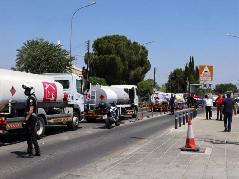 وعد أصحاب محطات الوقود بفحص أكثر صرامة عند نقاط العبور في قبرص المقسمة