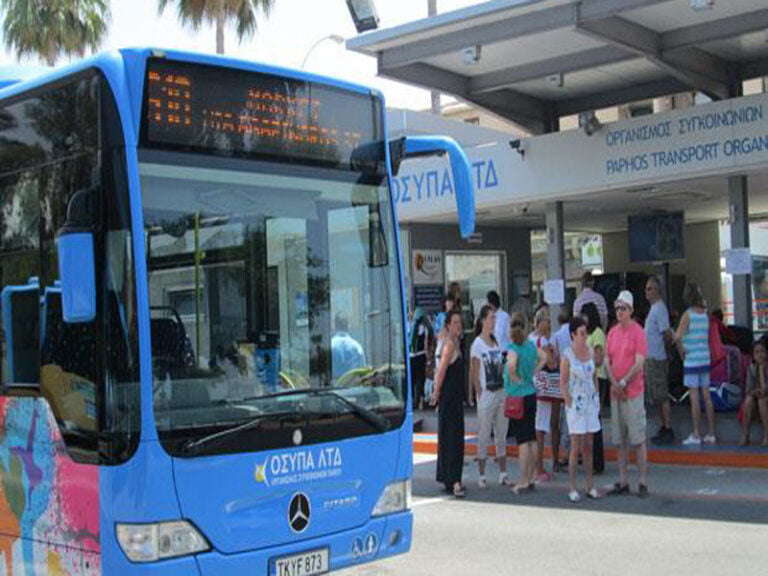 حافلات حديثة جديدة تتوقف في جميع أنحاء قبرص في الطريق ، حسب قول وزير النقل