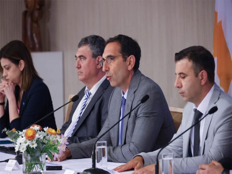 وزير الداخلية يطلب المشورة اليونانية بشأن الإسكان الميسور