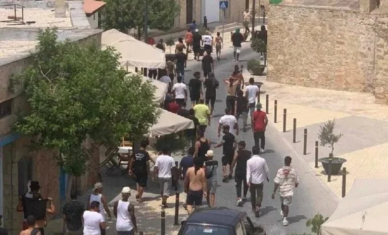 الرئيس يترأس اجتماعا يوم الاثنين بشأن قضية المهاجرين غير الشرعيين في مبنى Chloraka المثير للجدل
