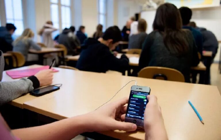 لا يمكن لأي طالب في المرحلة الابتدائية في قبرص ارتداء ساعة رقمية في الفصل الدراسي
