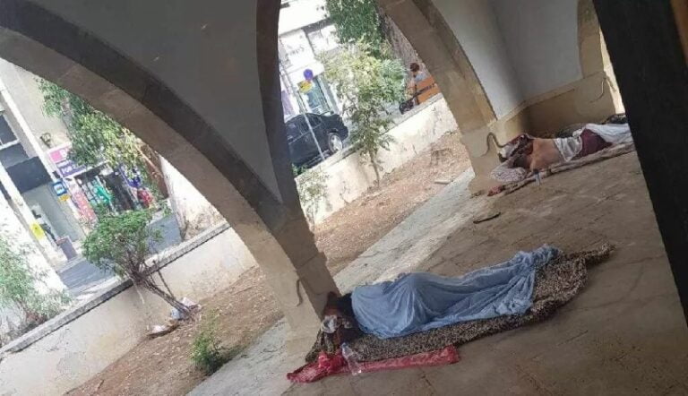 ينام الغجر المشردون على مراتب خارج مكتب السياحة