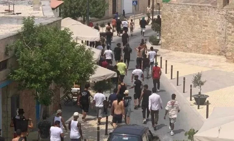 تم إغلاق مجمع أيوس نيكولاوس سيئ السمعة في كلوراكاس حيث تم إيواء المهاجرين رسميًا