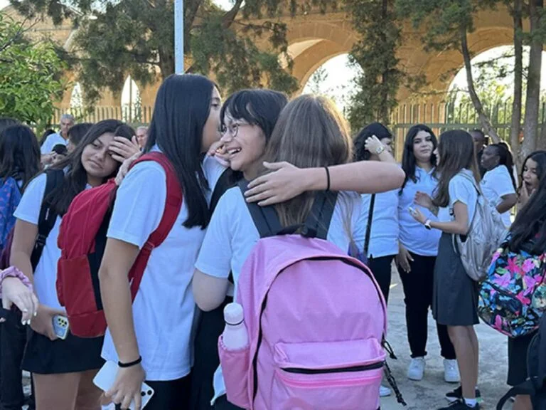 العودة إلى المدرسة للطلاب على مستوى الجزيرة