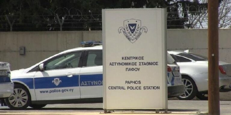 تتخذ الشرطة إجراءات لفرض النظام في مدينة بافوس السياحية