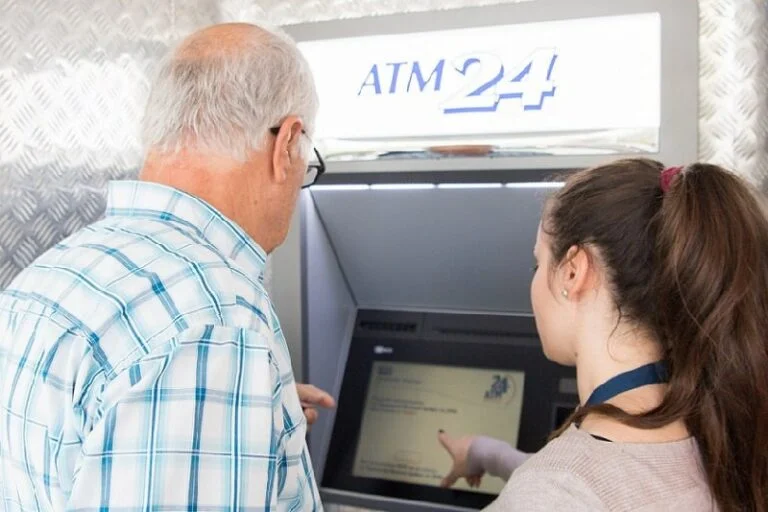 تقدم الهيلينية خدمات مصرفية مجانية، وإجراءات خاصة للفئات الضعيفة