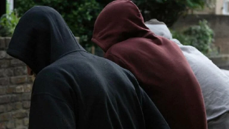 لا توجد بنية تحتية للأحداث الجانحين، وتقوم الشرطة بدور المحضرين