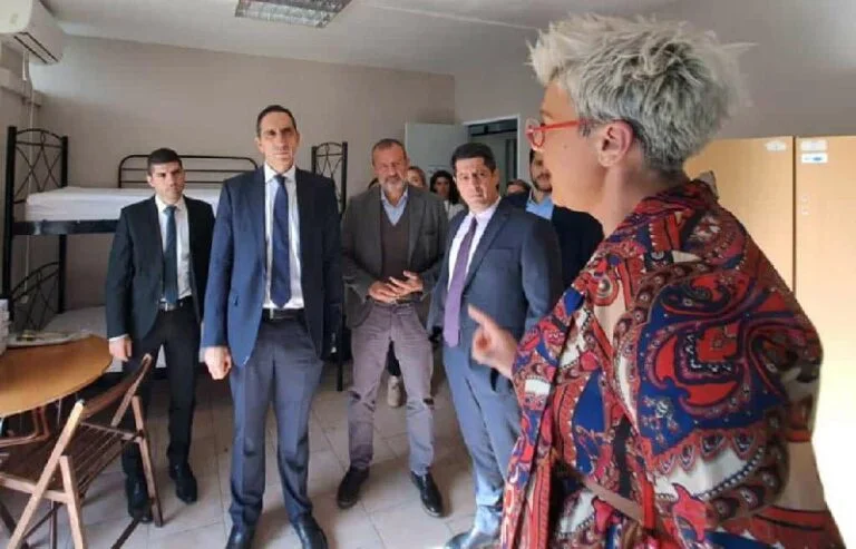 وزير الداخلية يعقد محادثات بشأن المهاجرين في اليونان