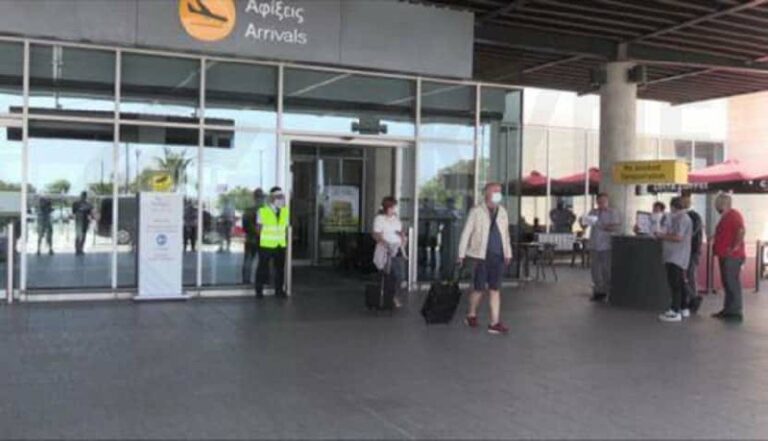 تم حبس اثنين في بافوس لمحاولتهما الطيران بجوازات سفر مزورة