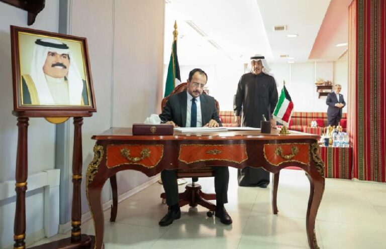 رئيس الدولة يوقع كتاب العزاء في أمير الكويت