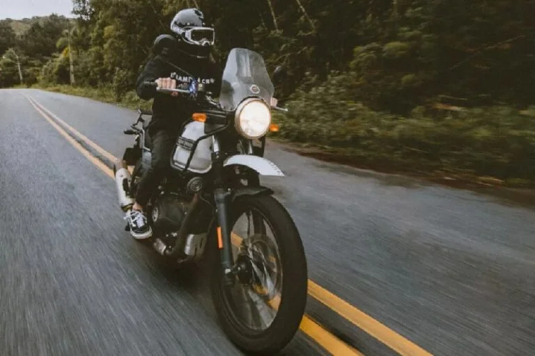 ما الذي يتغير في المعدات الإلزامية لراكبي الدراجات النارية