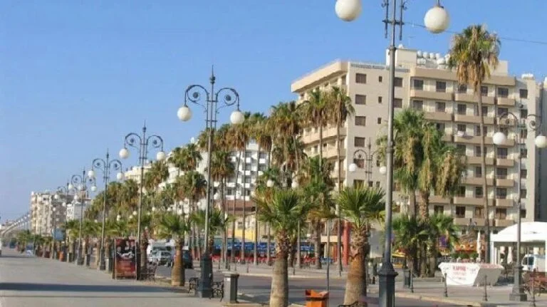 رئيس الجامعة يتسلم تقريراً عن تطوير جامعة لارنكا
