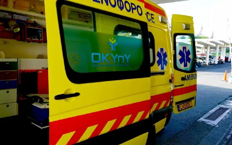 تم نقل 5 أطفال مهاجرين كانوا على متن القارب الخشبي إلى المستشفى، اثنان منهم في حالة خطيرة