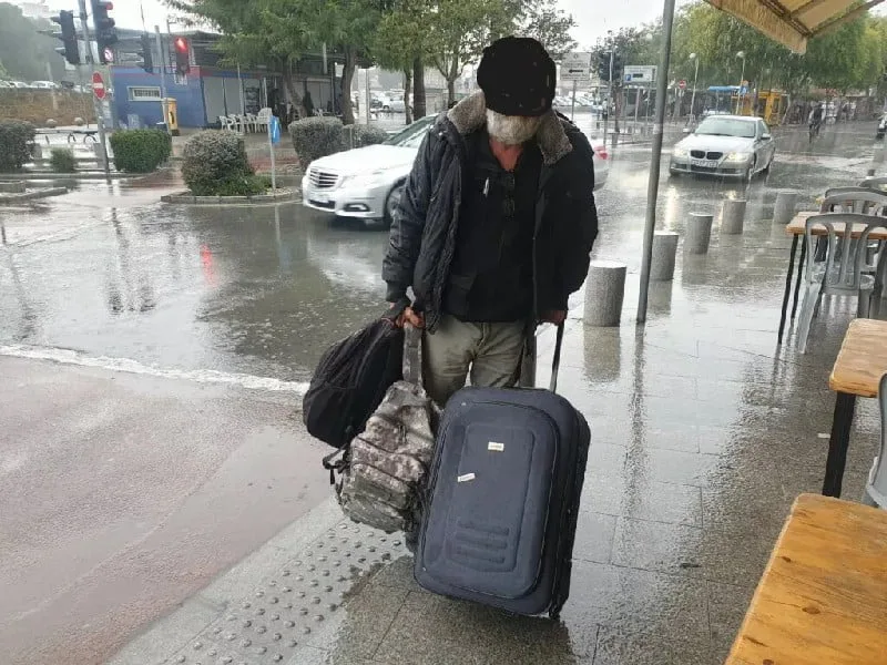 التجول في مدينتين.. حالة رجل يبلغ من العمر 58 عاما ينام على المقاعد