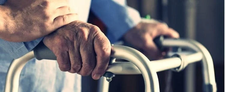 “لا يوجد ملجأ يقبل شخصًا مسنًا أقل من 1000 يورو” – الخطة قيد المعالجة