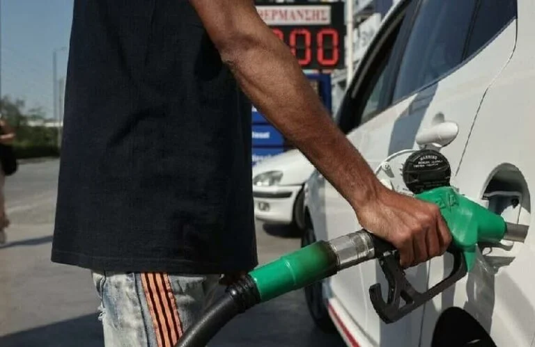 يركض المواطنون إلى محطات الوقود قبيل ارتفاع الأسعار