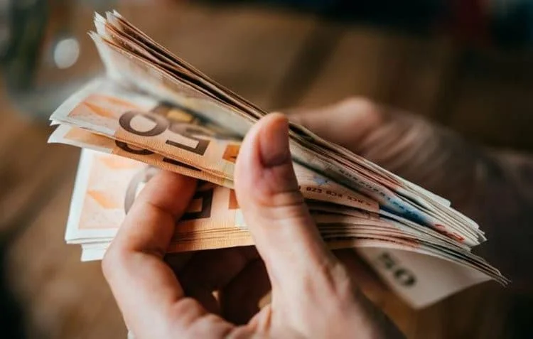 تُدفع منحة الدعم لمرة واحدة للأسر ذات الوالد الوحيد