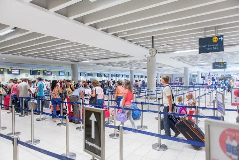 القبض على ثلاثة أشخاص بجوازات سفر مزورة في مطار بافوس
