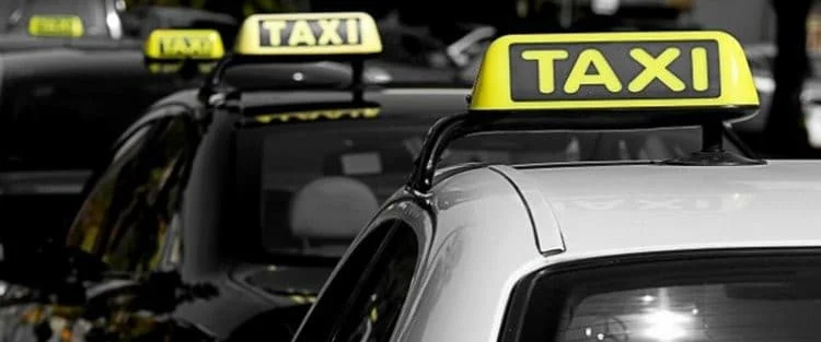 ينتظر سائقو سيارات الأجرة الضوء الأخضر من البرلمان لتشغيل الأضواء الحمراء للمهاجرين غير الشرعيين