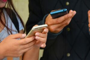البرلمان يقر قانون تحديد هوية مستخدمي الهاتف المحمول المدفوع مسبقًا