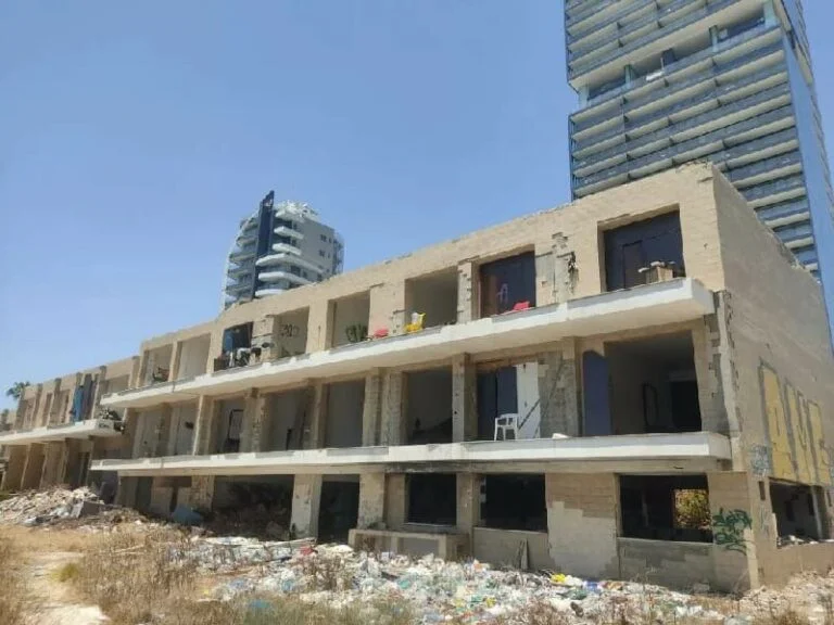 مهاجرون يفرون من فندق مهجور في ليماسول وسط عمليات تفتيش للشرطة