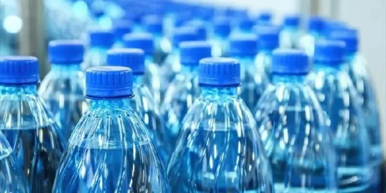 الماء: ما مدى خطورة الزجاجات البلاستيكية؟