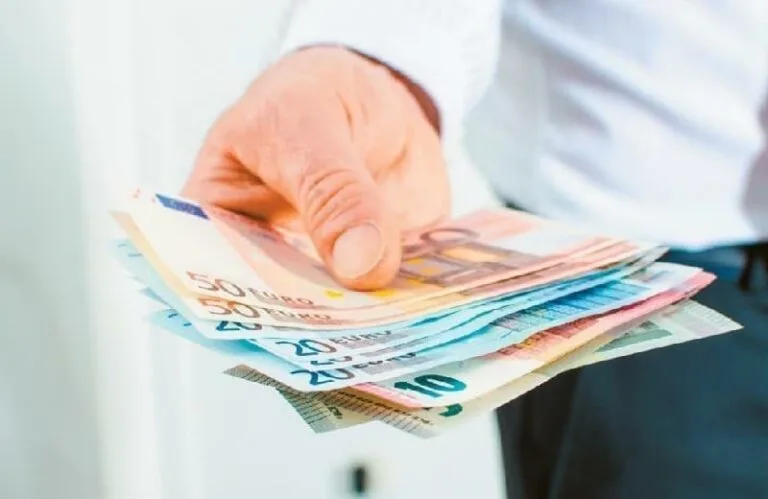 مشروع قانون منح زيادة عامة بنسبة 1.5% على رواتب الموظفين العموميين سيعرض على البرلمان غدا