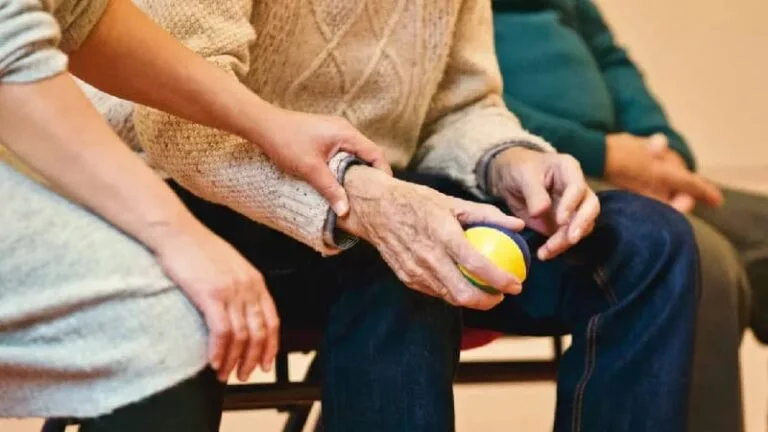 الحكومة تركز على رعاية كبار السن