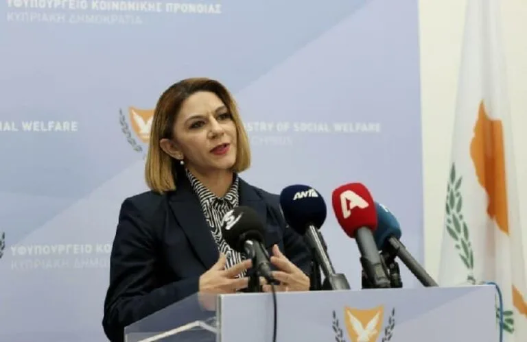 مع طاقم عمل للقاصرين غير المصحوبين بفندق نيويورك في بافوس