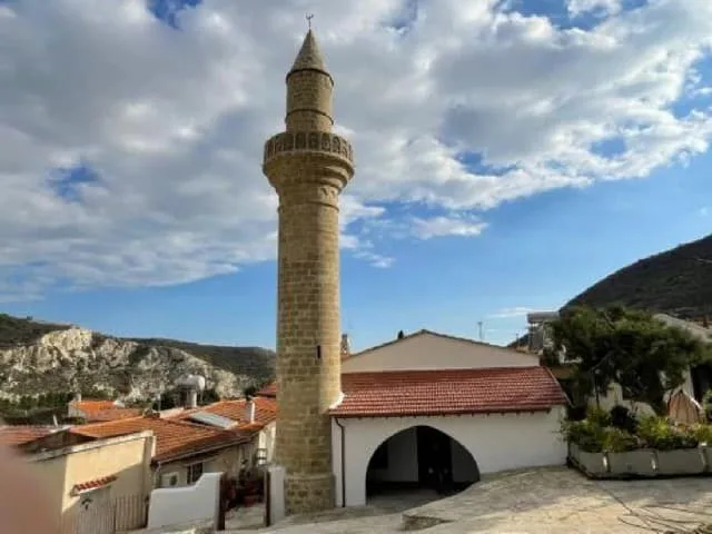 ترميم مسجد كالافاسوس، والمزيد من الأعمال جارية، كما يقول كتوريس
