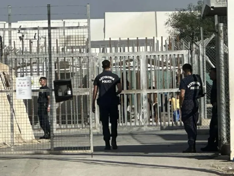 قاصرون غير مصحوبين بذويهم يتركون في حالة من الإهمال في مركز استقبال المهاجرين