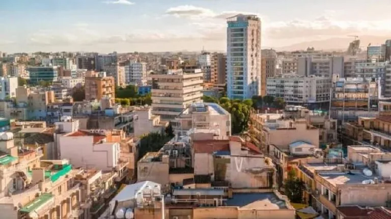 تكاليف الإسكان تحرق جيوب الأسر والشباب